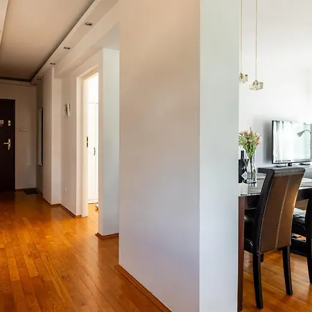 - Park And Tram Nearby - By Rentujemy Apartman