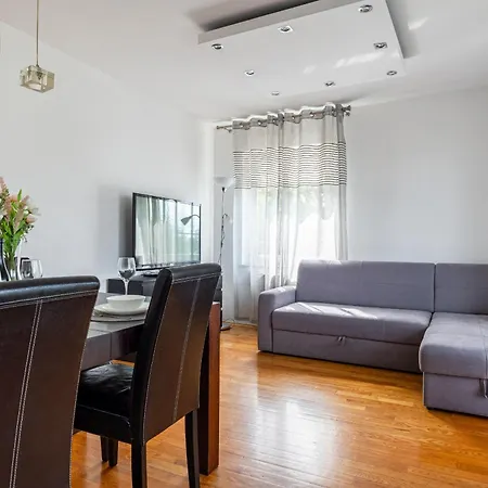 - Park And Tram Nearby - By Rentujemy Apartman