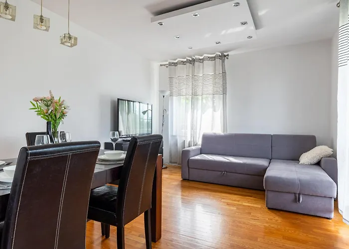 - Balcony, Park And Tram Nearby - By Rentujemy Apartment